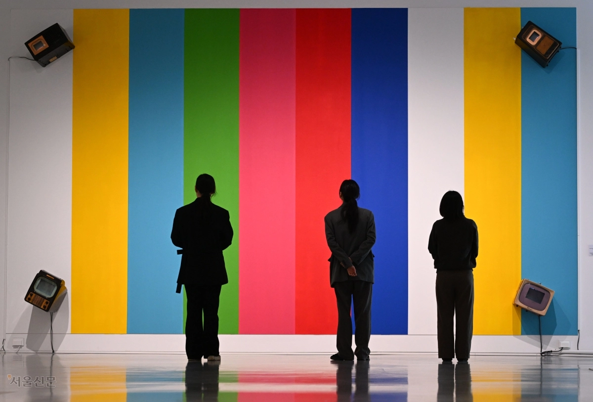 전시 관계자들이 설치작품 ‘나는 비트겐슈타인을 읽은 적 없다’를 살펴보고 있다.  도준석 전문기자