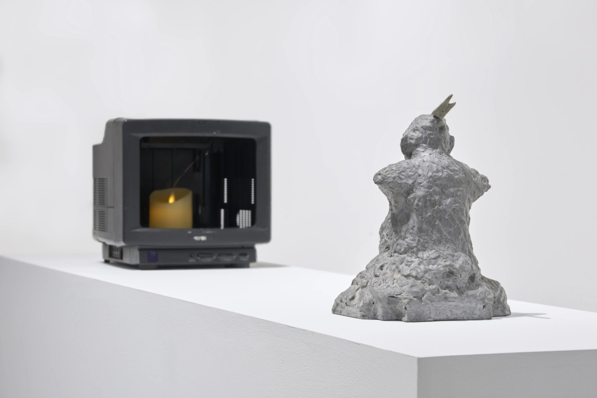 부처가 텔레비전 화면 속 촛불을 바라보고 있는 모습을 표현한 ‘부다’. 호반문화재단 제공