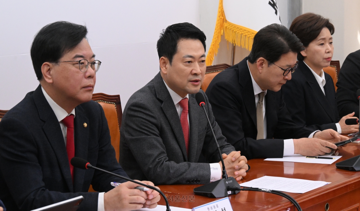 장동혁 국민의힘 대표가 23일 국회에서 열린 최고위원회의에서 발언하고 있다. 왼쪽부터 송언석 원내대표, 장 대표, 신동욱·양향자 최고위원. 안주영 전문기자