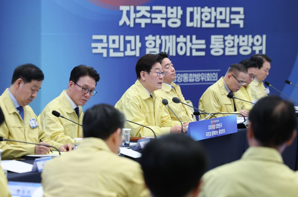 이재명 대통령이 23일 청와대 영빈관에서 취임 후 처음으로 중앙통합방위회의를 주재하며 발언하고 있다. 왼쪽부터 구윤철 부총리 겸 재정경제부 장관, 김민석 국무총리, 이 대통령, 강훈식 비서실장, 위성락 국가안보실장. 뉴스1