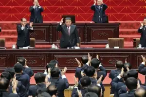 선대와 차별화하는 김정은… 주석 대신 ‘국무위원장’ 재추대