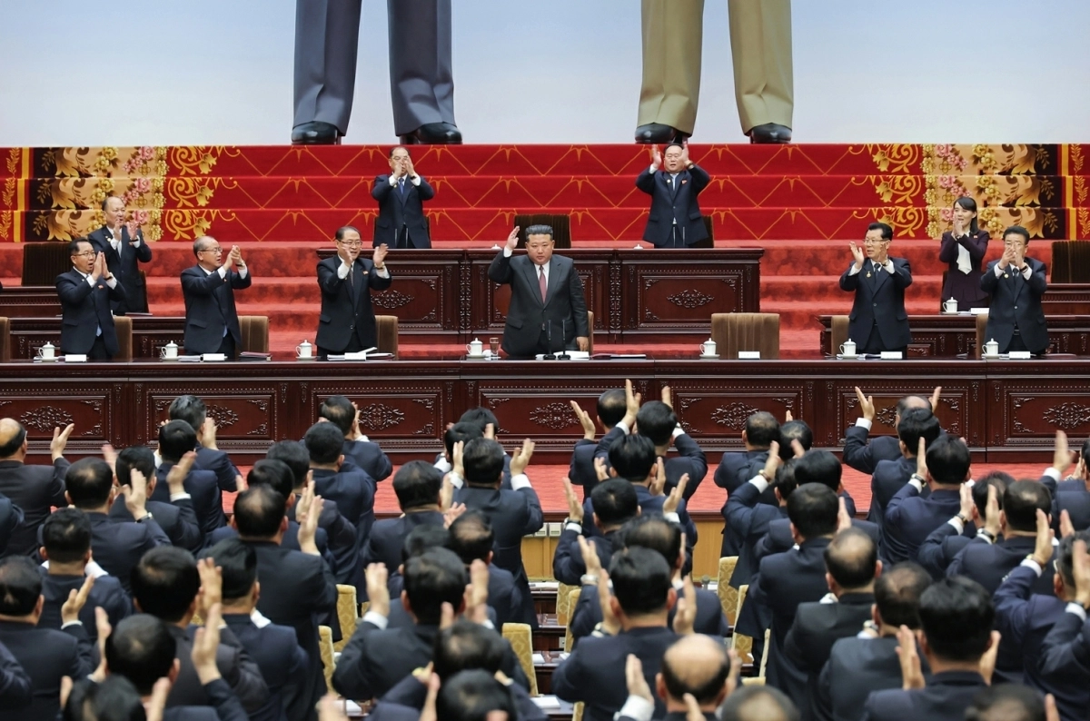 지난 22일 북한 최고인민회의 제15기 제1차 회의에서 참석자들이 김정은을 국무위원장으로 재추대하며 박수를 치고 있다. 평양 노동신문 뉴스1