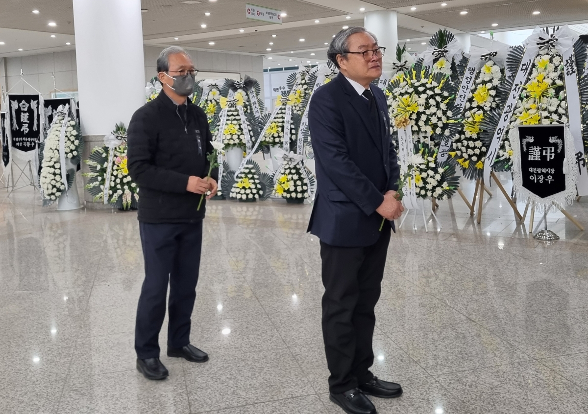 대형 화재로 74명의 사상자가 발생한 대전 안전공업의 손주환(오른쪽) 대표이사가 23일 대전시청에 마련된 희생자 합동분향소를 찾아 조문하고 있다. 대전 연합뉴스