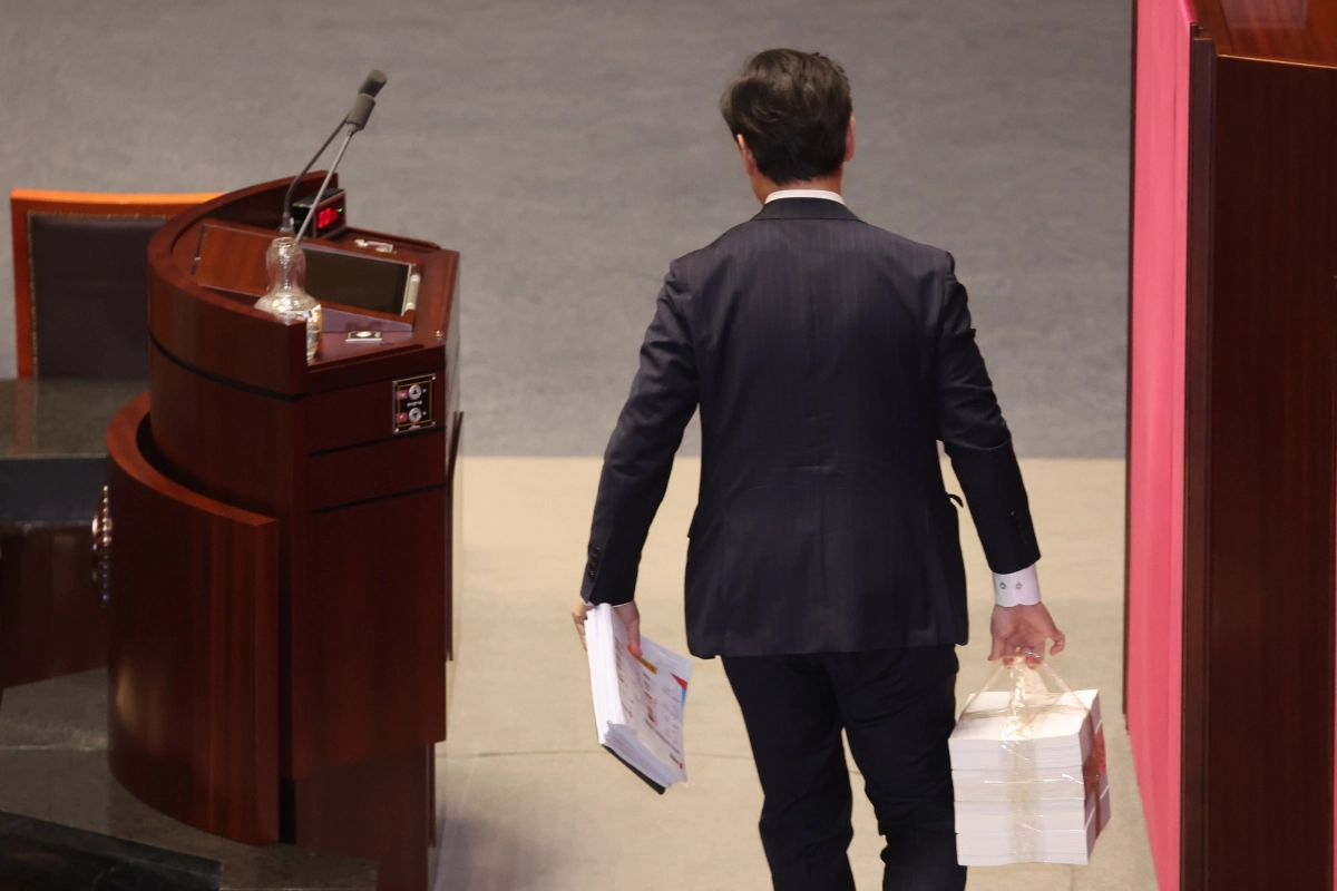 박수민 국민의힘 의원이 지난해 9월 25일 국회 본회의에서 정부조직법 수정안에 대한 필리버스터(무제한 토론)를 하기 위해 자료를 두 손에 들고서 연단으로 향하고 있다. 연합뉴스