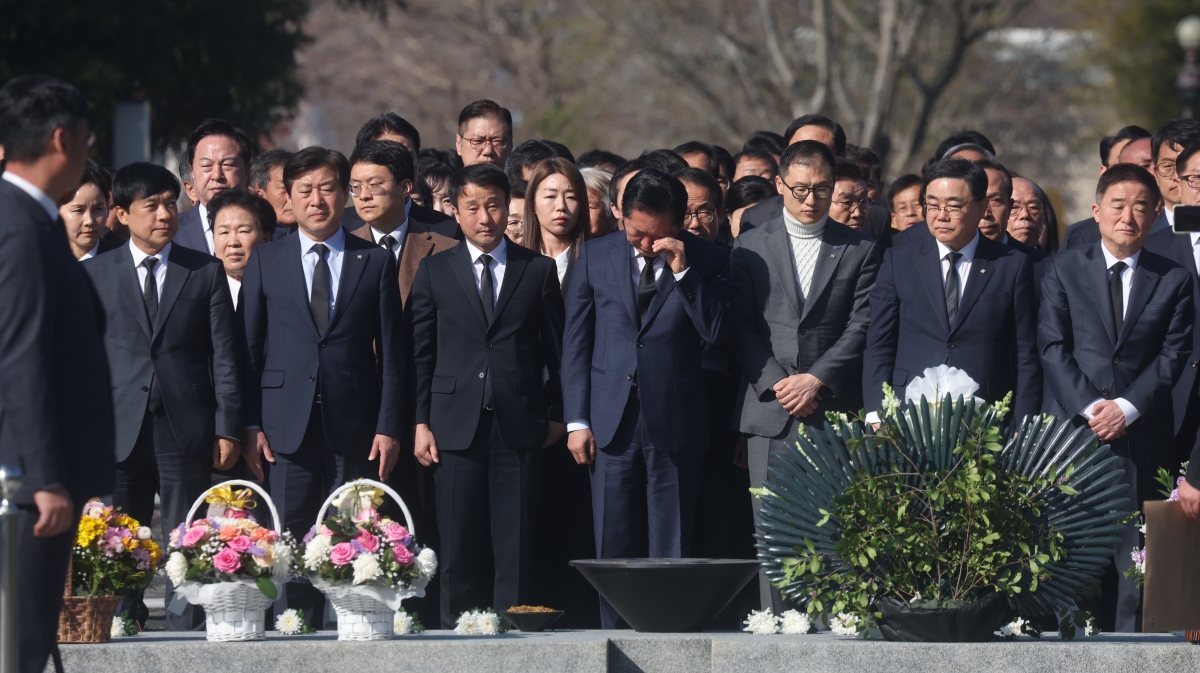 정청래 “검찰개혁 완수”… 盧 묘역서 눈물