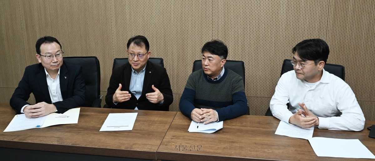 ‘2026 투자 격차 리포트’ 좌담회에 참석한 금융당국·학계·업계·시민사회 전문가들이 23일 서울 중구 프레스센터 회의실에서 자본시장 내 투자 격차 해소와 포용투자 확대 방안에 대해 논의하고 있다. 왼쪽부터 이창화 금융투자협회 금융투자교육원장, 최철 숙명여대 소비자경제학과 교수, 권오인 경제정의실천시민연합 경제정책국장, 안태훈 금융감독원 자본시장제도팀장. 홍윤기 기자