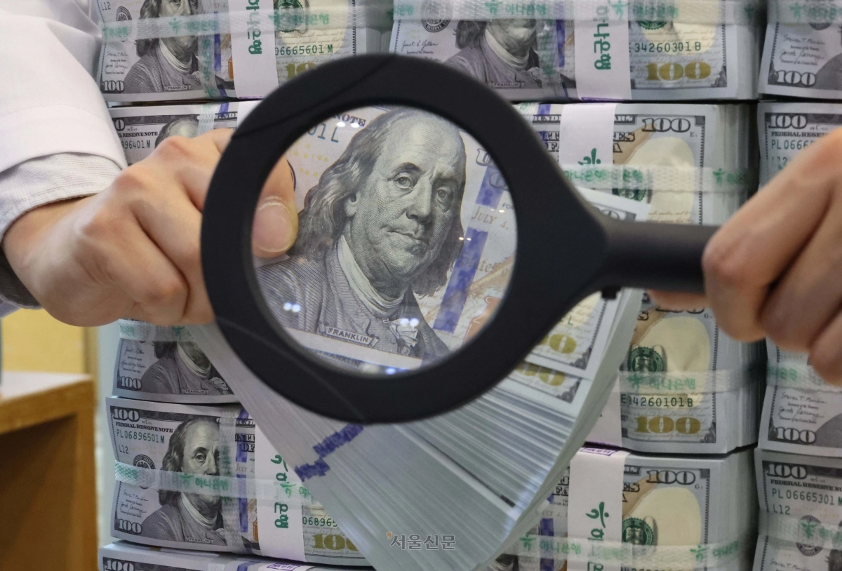 원달러 환율이 23일 전 거래일 대비 16.7원 오른 1517.3원에 주간 거래를 마쳐 글로벌 금융위기였던 2009년 3월 9일(1549원) 이후 가장 높은 수준으로 올랐다. 사진은 이날 서울 중구 하나은행 위변조대응센터에서 한 직원이 달러화를 정리하고 있는 모습. 홍윤기 기자