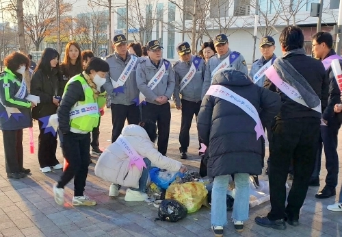지난 11일 서울 서대문구 촌에서 열린 ‘생활폐기물 다이어트 실천 및 기본질서 Re-디자인’ 캠페인에서 ‘파봉(破封) 작업’을 주민들에게 보여주고 있다.  서대문구 제공