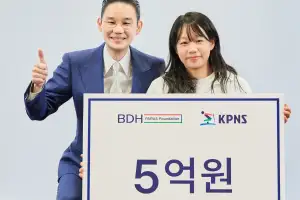 메달 5개, 5억원 됐다…패럴림픽 영웅 김윤지에 포상한 ‘키다리 아저씨’