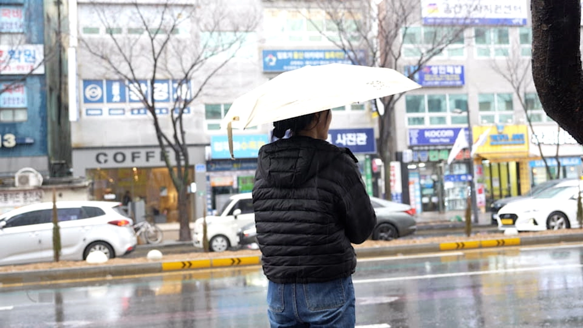 집으로 향하기 위해 버스를 기다리고 있는 김씨의 모습
