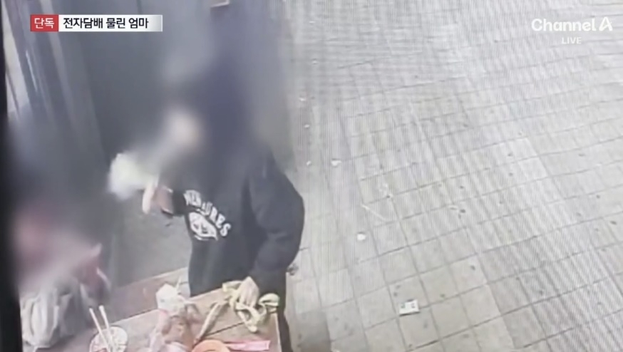 청주에서 한 30대 여성이 초등학생인 딸에게 전자담배를 건네고 흡연을 방치하는 모습이 포착돼 신고당했다. 채널A 뉴스 캡처