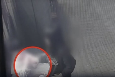 초등학생 여아가 엄마로부터 건네받은 전자담배를 미취학 아동인 남동생에게도 건네고 있다. 채널A 뉴스 캡처