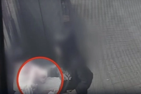 초등학생 여아가 엄마로부터 건네받은 전자담배를 미취학 아동인 남동생에게도 건네고 있다. 채널A 뉴스 캡처