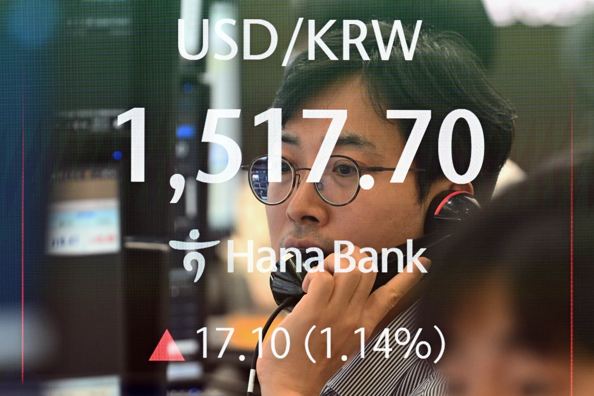 중동분쟁 불확실성 고조로 2009년 금융위기 이후 처음으로 원·달러 환율이 1510원을 돌파한 23일 오후 서울 중구 하나은행 딜링룸 전광판에 원·달러 환율이 표시되어 있다. 이날 서울외환시장에서 원·달러 환율은 1517.3원에 주간거래를 마쳤다. 2026.3.23 홍윤기 기자