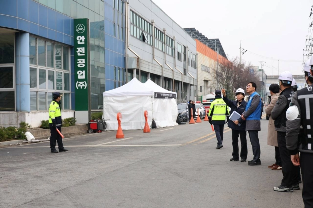 더불어민주당 산재예방TF가 지난 22일 대전 자동차부품 공장 화재 사건 현장을 찾은 가운데 TF단장인 김주영(파란색 조끼) 의원이 관계자에게 설명을 듣고 있다. 김주영 의원실 제공