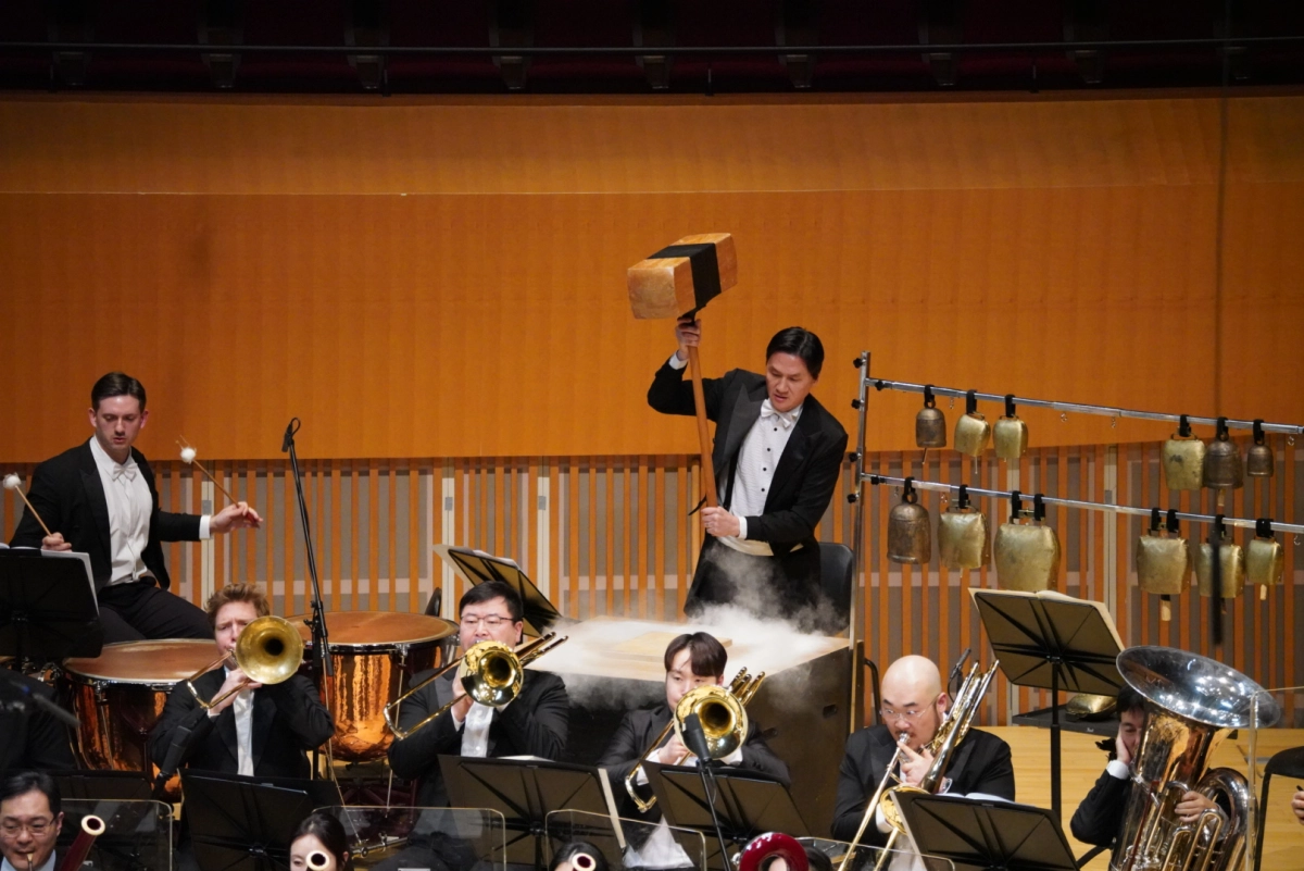 지난 20일 서울시향의 말러 교향곡 제6번 ‘비극적’ 공연에서 타악기 연주자가 나무망치를 휘두르고 있다.  서울시향 제공
