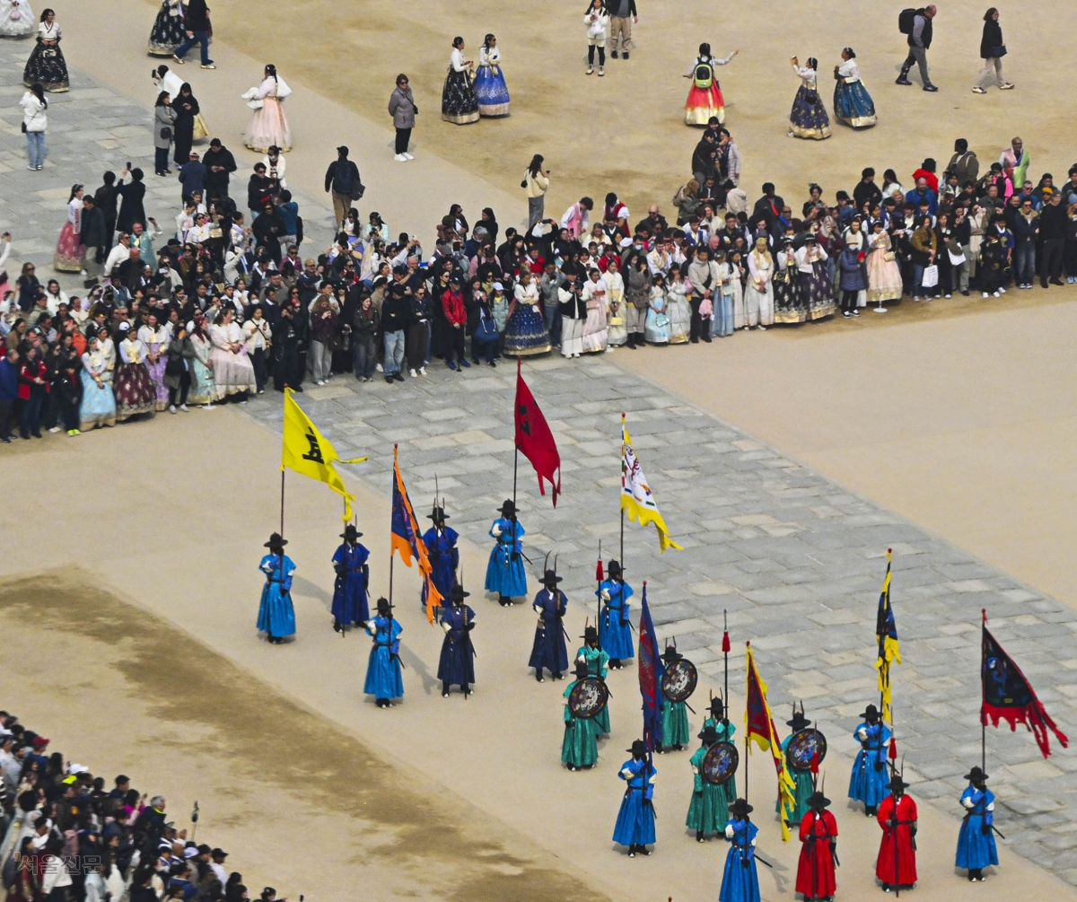 경복궁을 향해 모이는 시선