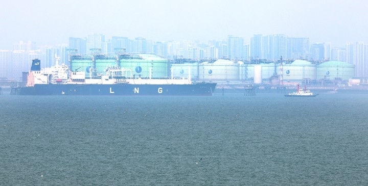 미국과 이스라엘의 공습을 받은 이란이 카타르의 액화천연가스(LNG) 시설을 공격해 국내 LNG 공급 차질 우려가 커지고 있다. 23일 안산 단원구의 한 항구에서 국내 최대 규모의 LNG 저장능력을 갖추고 있는 인천 송도 한국가스공사 인천생산기지 내 LNG 저장탱크와 운반선이 보인다.  연합뉴스
