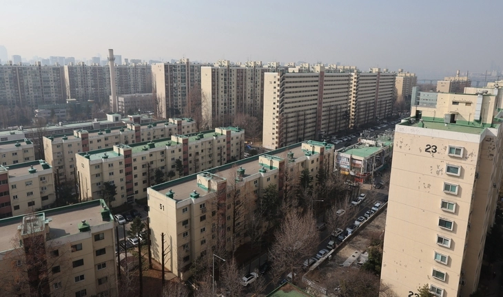 이재명 대통령이 “부동산 정책 논의에서 다주택 공직자를 배제하겠다”며 집값 안정 의지를 다시 피력했다. 문제는 뾰족한 공급 대책이 없는 상황에서 메시지만 강경해진다는 것이다.