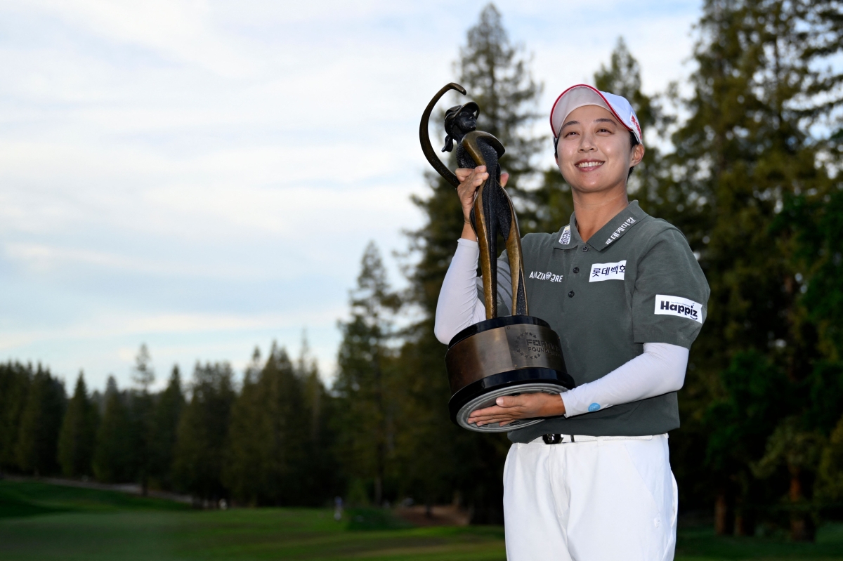김효주가 23일(한국시간) 미국 캘리포니아주 멘로파크의 샤론하이츠 골프 앤드 컨트리클럽에서 끝난 미국여자프로골프(LPGA)투어 포티넷 파운더스컵에서 우승한 뒤 우승컵을 든 채 기뻐하고 있다. ﻿  멘로파크 AFP 연합뉴스