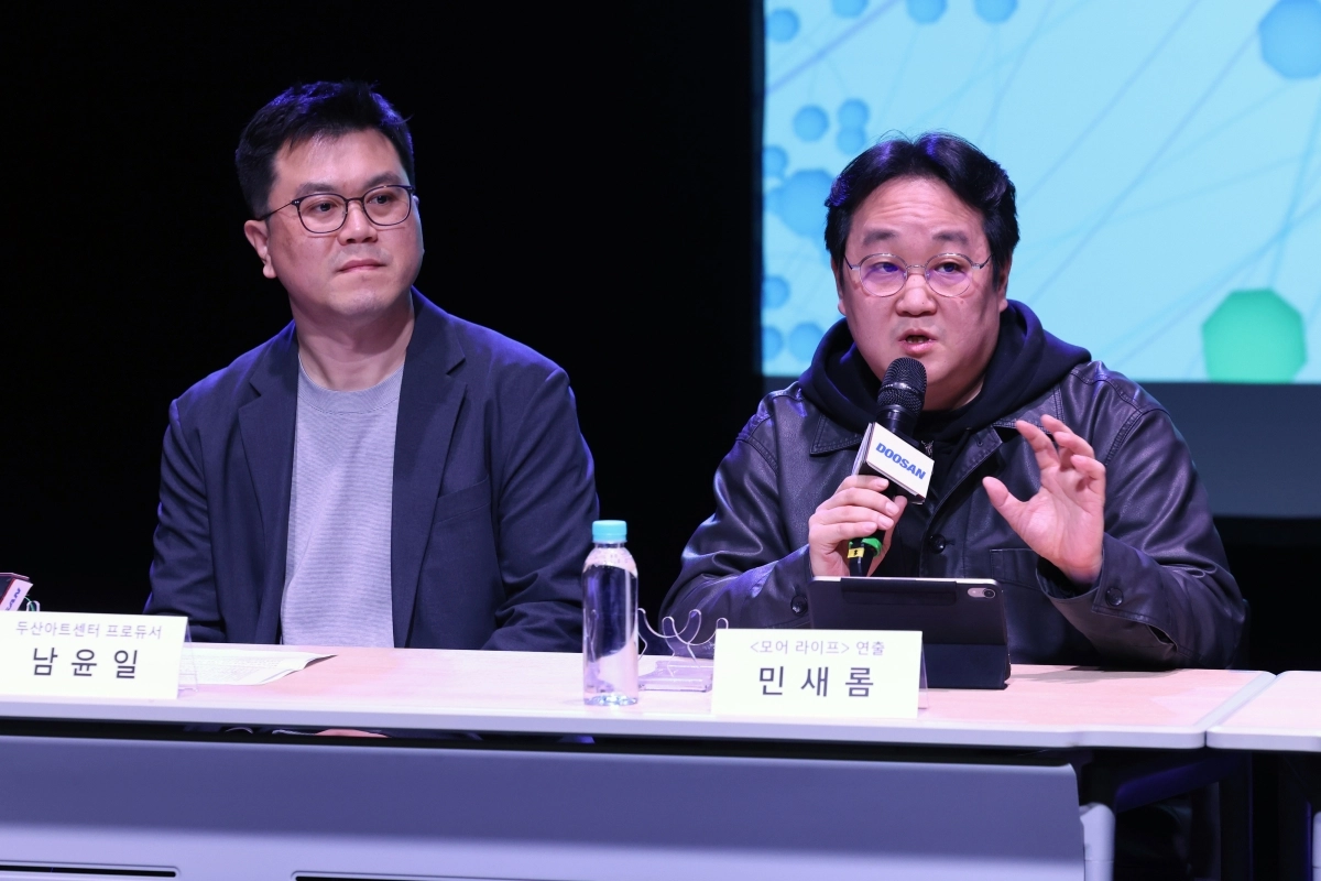 남윤일(왼쪽) 두산아트센터 프로듀서와 연극 ‘모어 라이프’의 민새롬 연출이 23일 서울 종로구 두산아트센터 스페이스111에서 ‘두산인문극장 2026: 신분류학’ 제작발표회를 하고 있다. 뉴시스