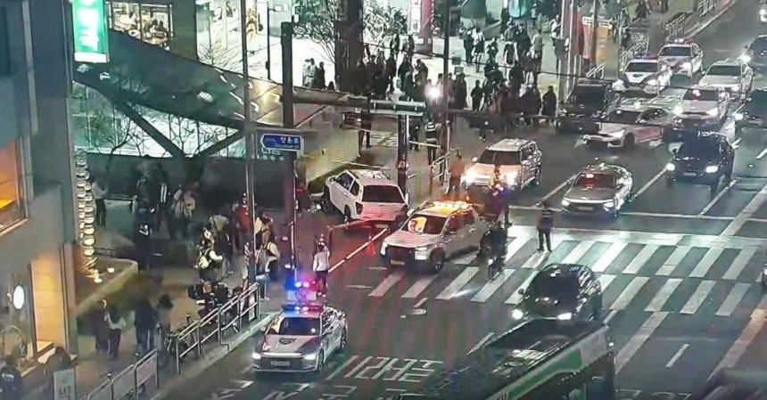 23일 저녁 서울 마포구 홍대입구역 인근에서 발생한 스포츠유틸리티차량(SUV) 인도 돌진 사고 현장 모습. 연합뉴스