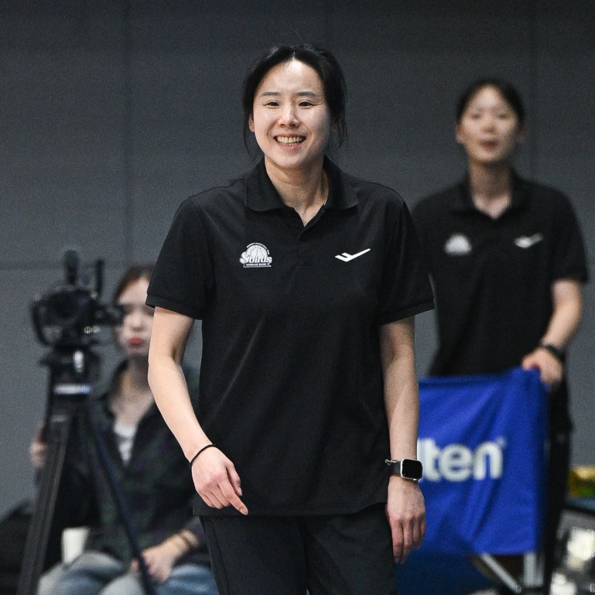 최윤아 인천 신한은행 감독이 23일 인천 도원체육관에서 열린 하나은행 2025~26 여자프로농구 청주 KB와의 안방 경기에서 미소 짓고 있다. 2026.3.23 WKBL 제공