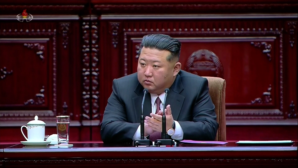 북한은 지난 22일 평양에서 최고인민회의 제15기 제1차 회의를 열고 김정은을 국무위원장으로 재추대하고 조용원을 최고인민회의 의장으로 선출했다고 조선중앙TV가 23일 보도했다. 2026.3.23 조선중앙TV 화면 연합뉴스