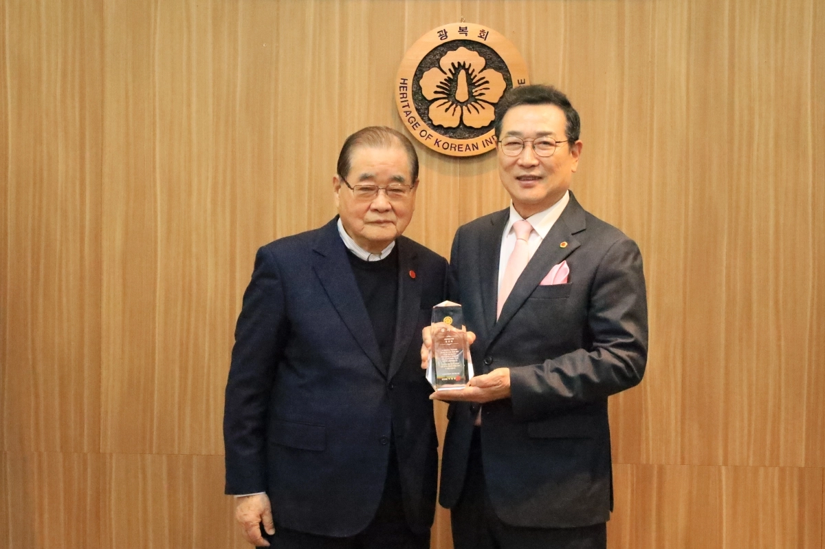 이종찬 광복회장(前국정원장)으로부터 감사패를 받은 유만희 서울시의원(오른쪽)