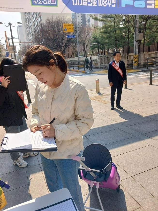 지난 22일 용산역과 이촌역 일대에서 진행된 ‘용산국제업무지구 1만호 주택건립 관련 제2차 주민 서명운동’ 현장 참여한 김용호 서울시의원(오른쪽)이 서면운동을 독려하고 있다.