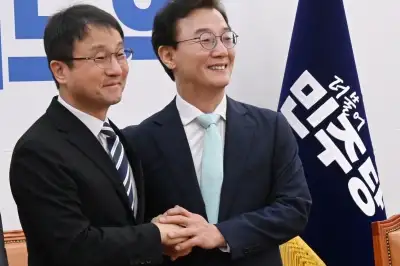 악수하는 민주당 한병도 원내대표-전재수 의원