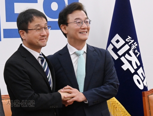 한병도 더불어민주당 원내대표가 24일 국회에서 열린 부산 글로벌허브도시 조성에 관한 특별법안 관련 간담회에 참석해 전 재수 의원과 악수하고 있다. 2026.3.24  안주영 전문기자