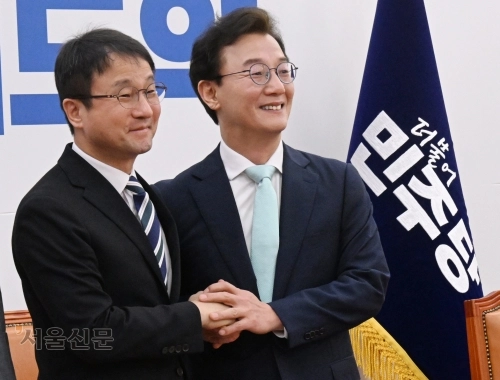 한병도 더불어민주당 원내대표가 24일 국회에서 열린 부산 글로벌허브도시 조성에 관한 특별법안 관련 간담회에 참석해 전 재수 의원과 악수하고 있다. 2026.3.24  안주영 전문기자