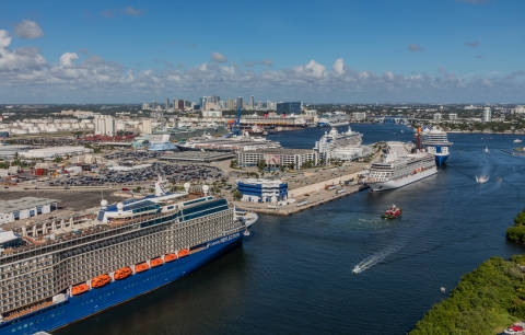 수많은 크루즈의 모항인 미국 플로리다주 포트 로더데일의 에버글레이즈 항구 모습.