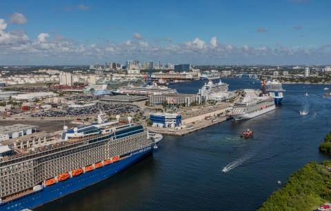 수많은 크루즈의 모항인 미국 플로리다주 포트 로더데일의 에버글레이즈 항구 모습.