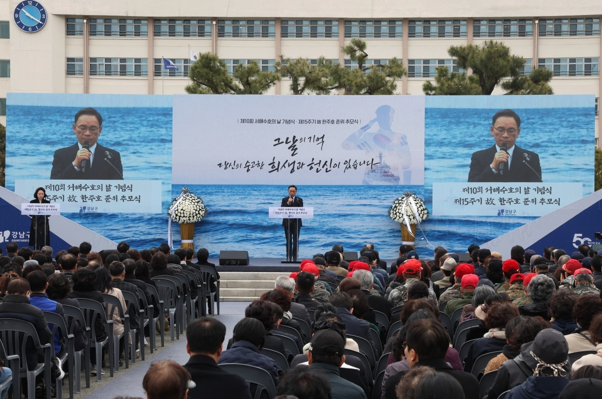 지난해 3월 28일 서울 강남구 수도전기공업고등학교에서 열린 서해수호의 날 기념식에서 조성명(가운데) 구청장이 기념사를 하고 있다. 강남구 제공