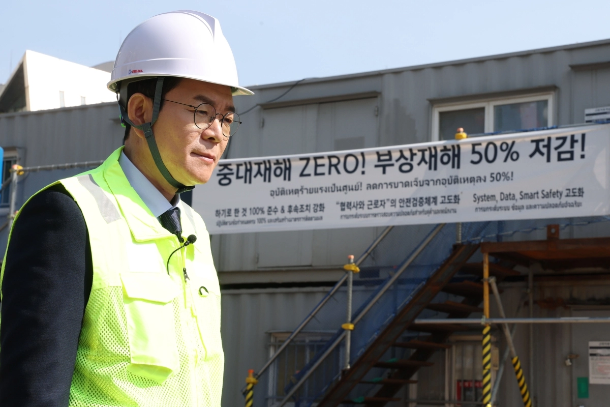 더불어민주당 정원오 서울시장 예비후보가 지난 23일 서울 강남구 영동대로 복합개발 지하공사 현장을 찾아 관계자의 브리핑을 듣고 있다. 연합뉴스