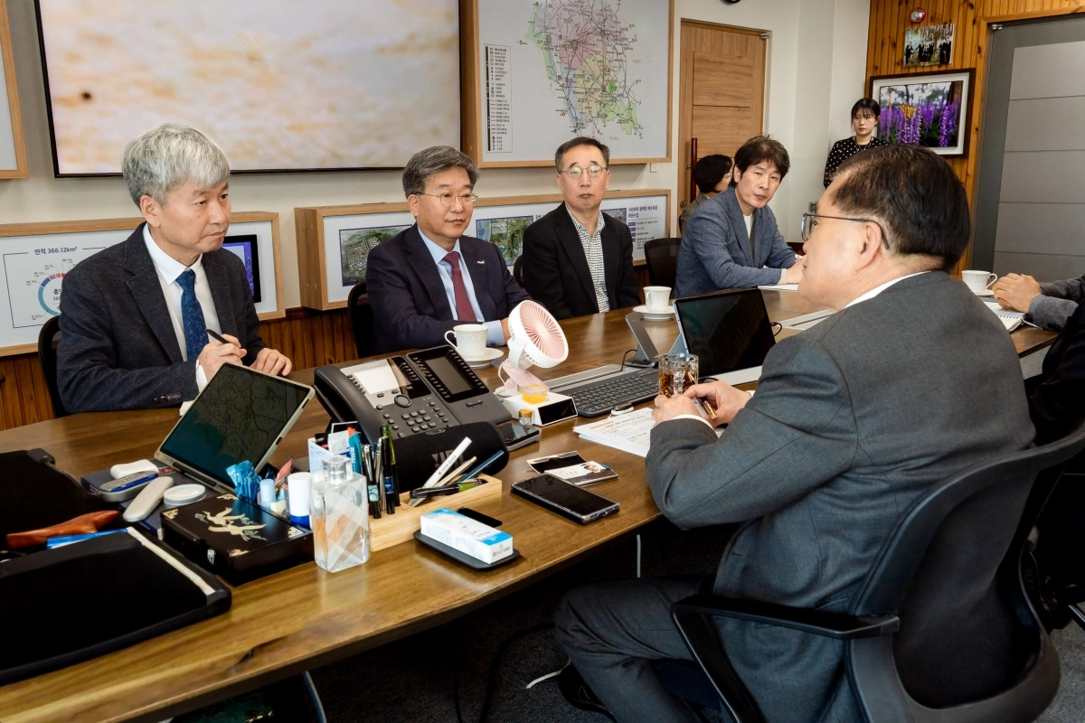 김기웅 서천군수가 강동진 한국해양과학기술원(KIOST) 부원장 등과 연구소 설립을 위한 구체적 실행 방안을 논의하고 있다. 군 제공