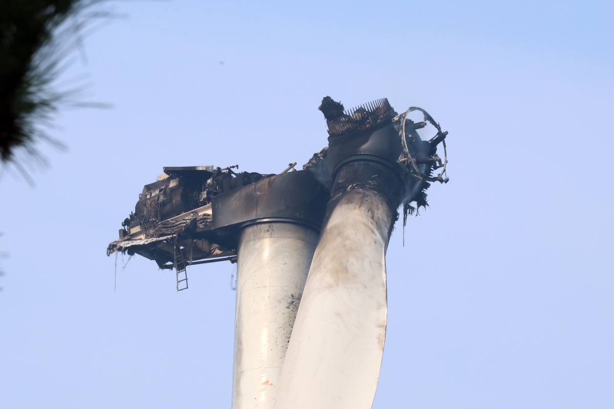 24일 오전 경북 영덕군 영덕읍 풍력발전기가 까맣게 탄 채 서 있다. 전날 이 발전기에서 불이 나 수리하던 작업자 3명이 숨졌다. 영덕 연합뉴스