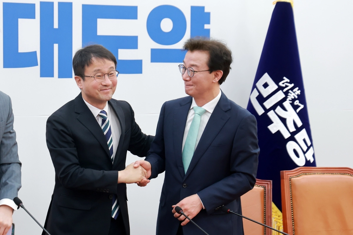 한병도(왼쪽) 더불어민주당 원내대표가 24일 국회에서 열린 부산 글로벌허브도시 조성에 관한 특별법안 관련 간담회에 참석해 발언을 마친 뒤 전재수 민주당 의원과 악수하고 있다. 연합뉴스