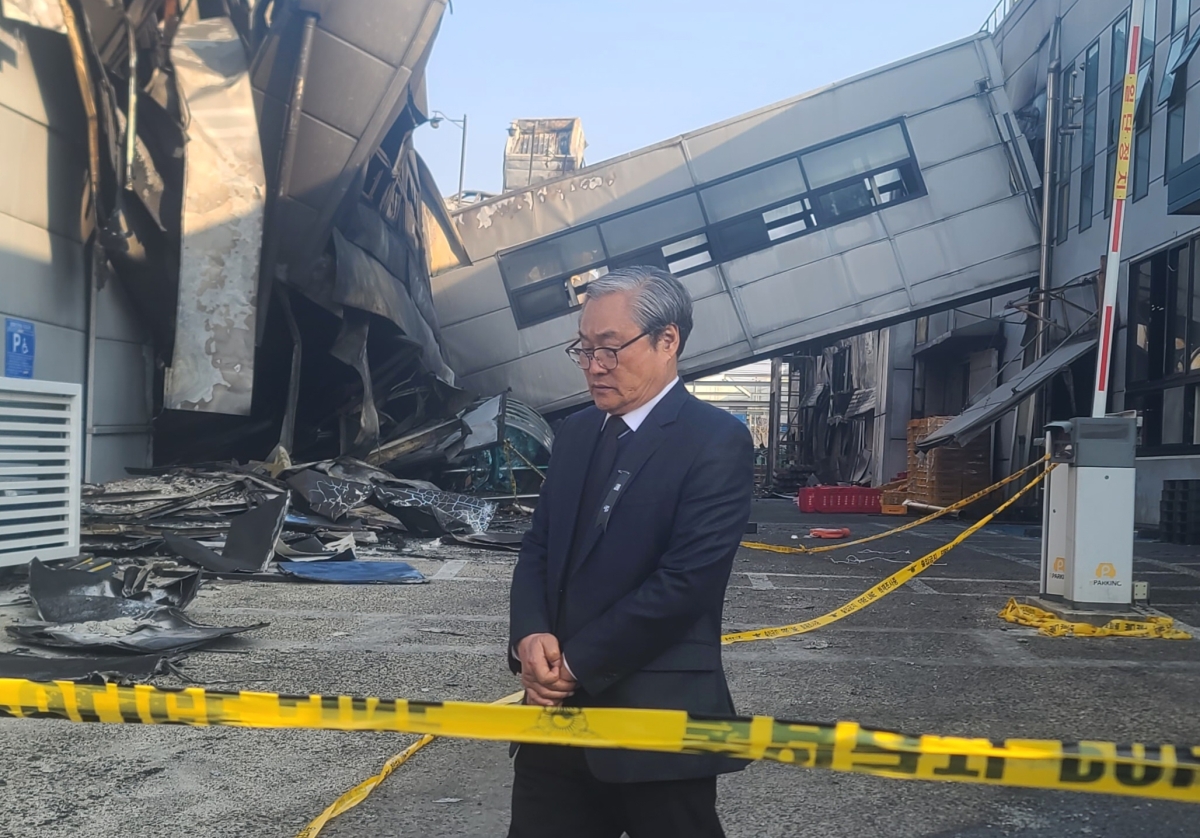 손주환 안전공업㈜ 대표이사가 23일 오후 압수수색이 진행중인 대전 대덕구 공장 화재현장에서 나오고 있다. 서울신문DB