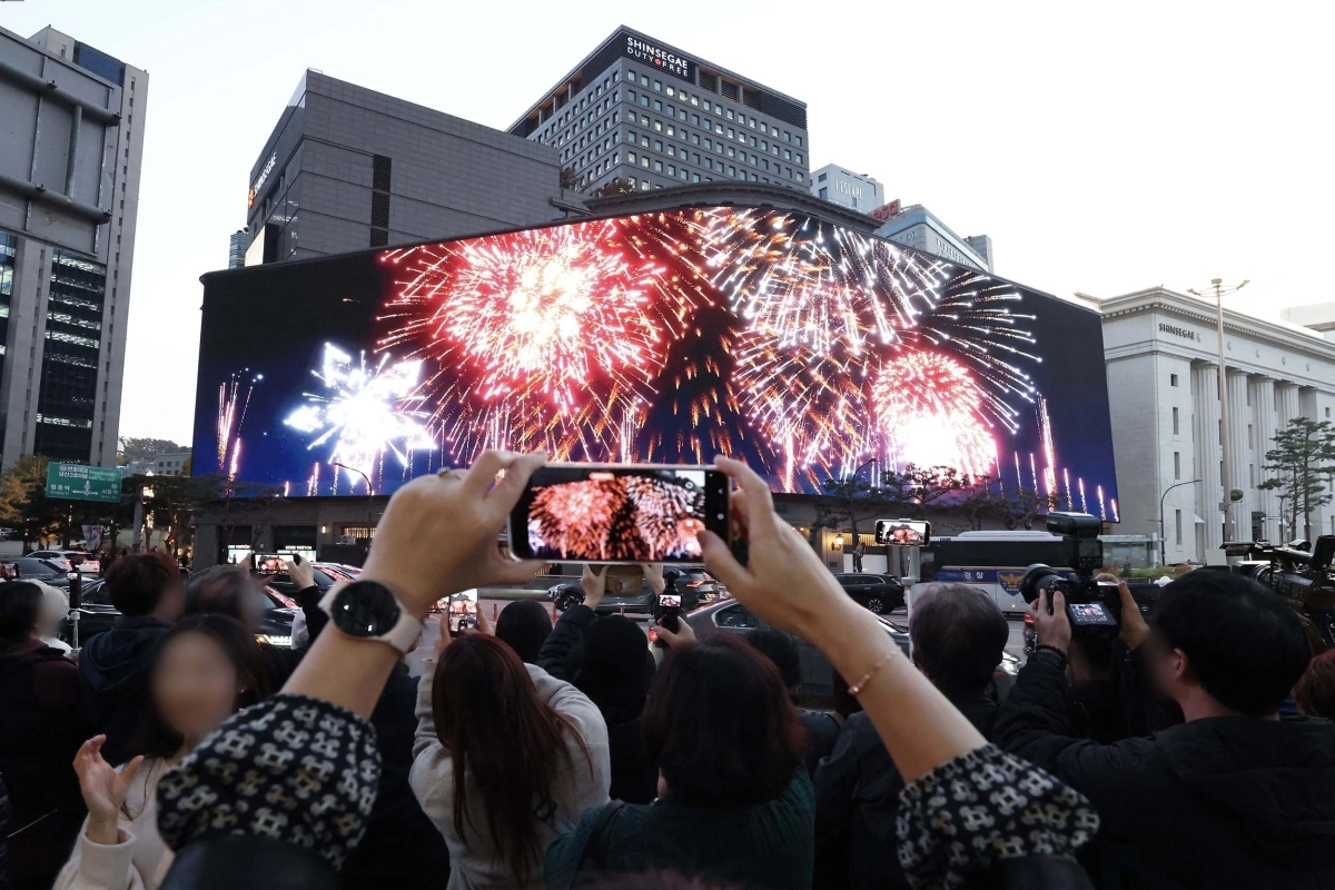 서울 중구 신세계백화점 본점 앞 ‘신세계스퀘어’에서 수많은 인파가 압도적인 규모의 미디어 파사드 연말 영상을 감상하고 있다. 신세계백화점 제공