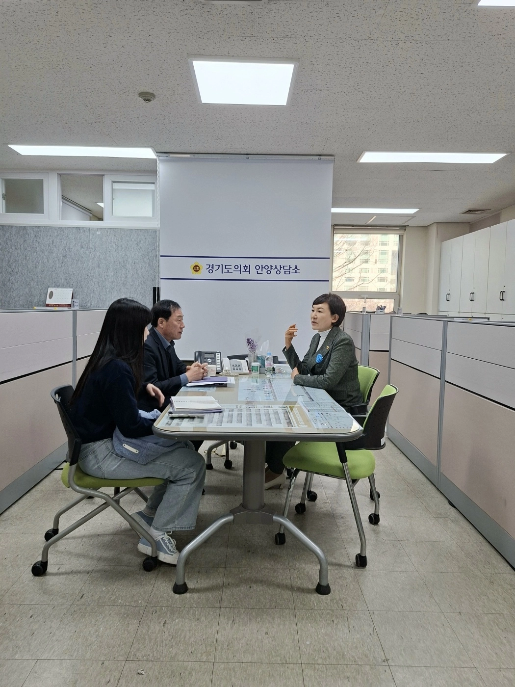이채명 의원이 3월 23일 의회 안양상담소에서 안양시 동안구 호계시장 앞 지하보도 엘리베이터 반복 고장 관련, 동안구청 건설과장과 함께 대책 마련을 위한 논의를 진행하고 있다.(사진=경기도의회)