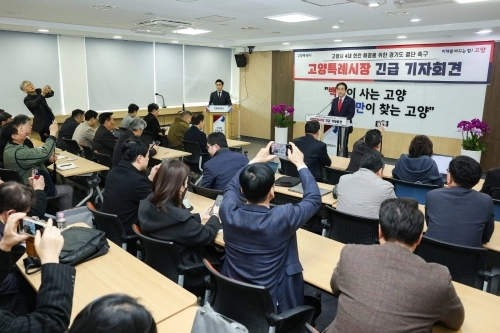 이동환 고양시장이 24일 긴급 기자회견을 열고, 김동연 경기지사가 최근 예비후보 등록으로 지사 직무가 정지된 것과 관련해 “무책임한 퇴장”이라며 강하게 비판하고 있다.