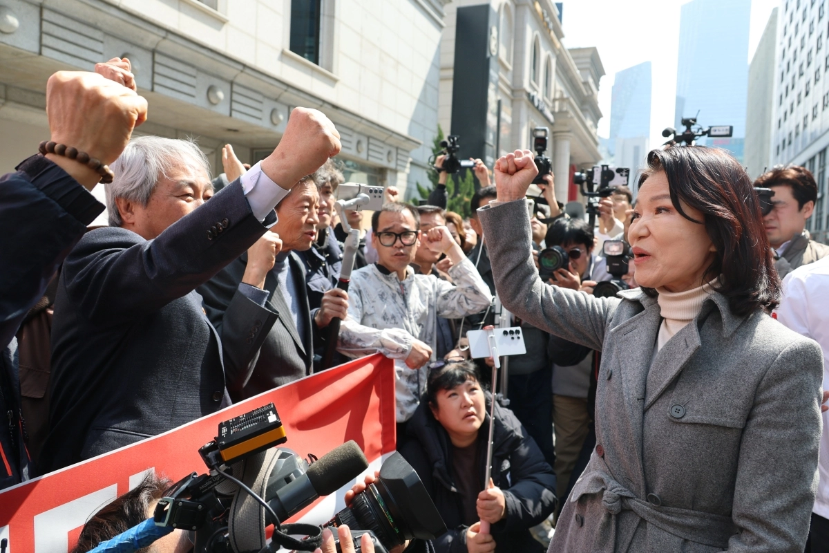 국민의힘 공천관리위원회 결정에 따라 대구시장 경선에서 컷오프(공천 배제) 된 이진숙 전 방송통신위원장이 24일 서울 영등포구 여의도 국민의힘 중앙당사에서 경선 결과에 대한 입장을 밝힌 뒤 당사 앞 지지자들과 인사하고 있다. 2026.3.24 연합뉴스