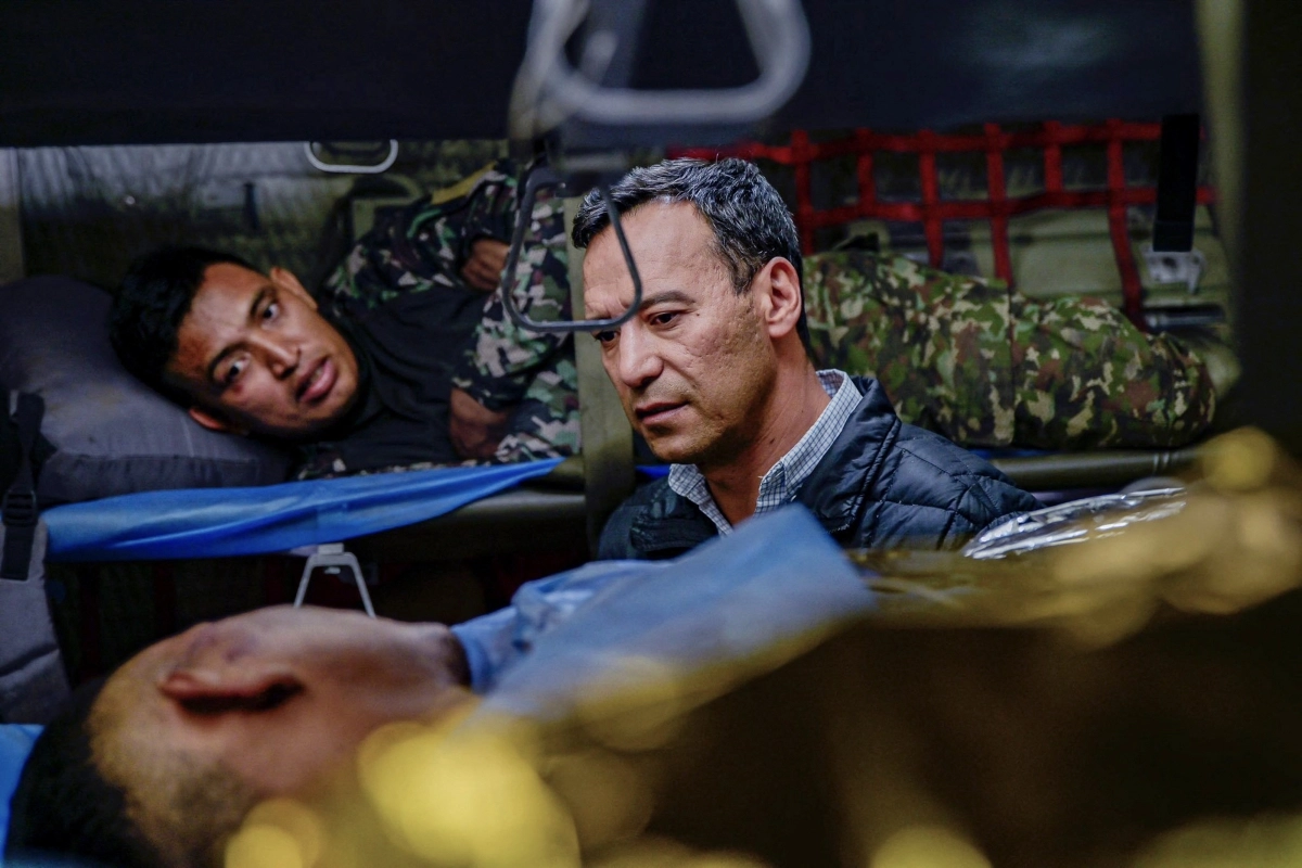 23일(현지시간) 125명이 탑승한 콜롬비아 허큘리스 C130 수송기가 페루 접경지 아마존 지역인 푸에르토 레기사모에서 추락한 가운데 페드로 산체스 콜롬비아 국방부 장관이 부상자와 이야기를 나누고 있다. 2026.3.23 콜롬비아 국방부 제공 AFP 연합뉴스