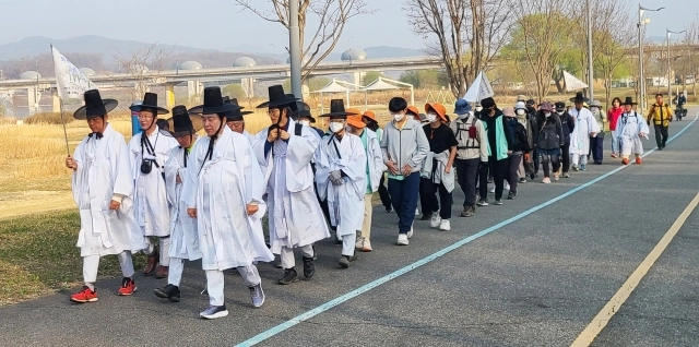 2024년 열린 퇴계 선생 마지막 귀향길 재현행사 모습. 지난해 행사는 경북 북동부 5개 시군을 덮친 초대형 산불로 열리지 않았다. 안동시 제공