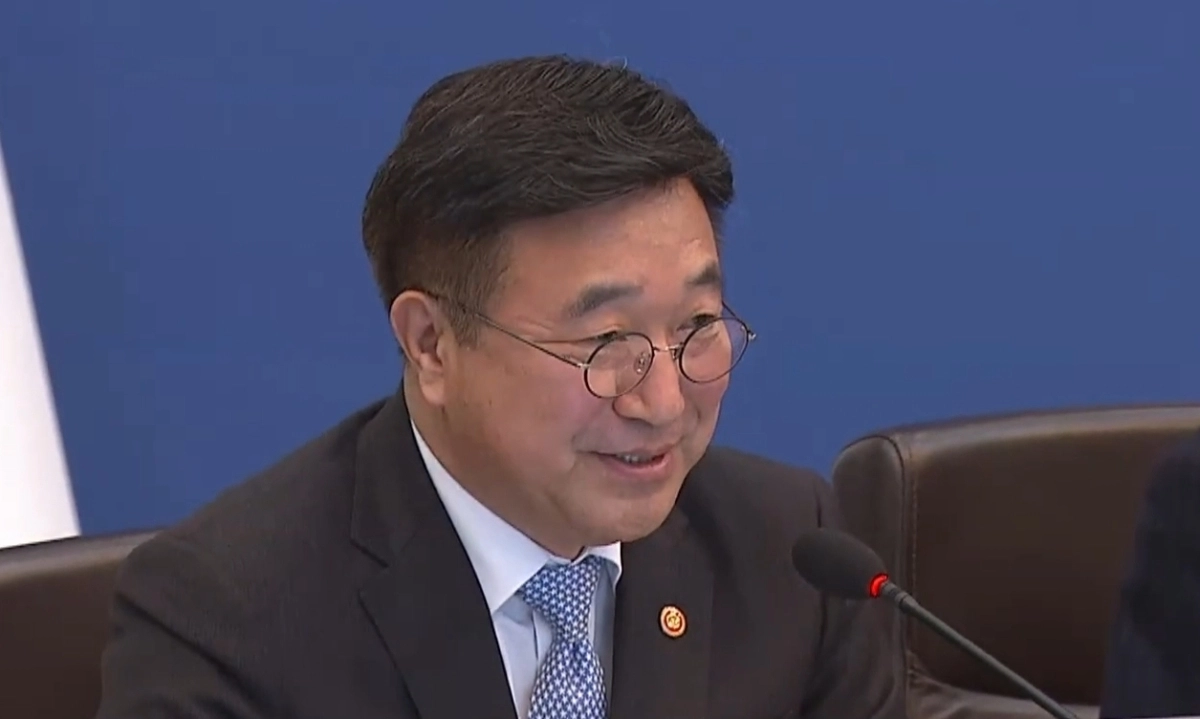 윤호중 행정안전부 장관이 24일 청와대 본관에서 열린 국무회의에서 발언을 하고 있다. 유튜브 갈무리