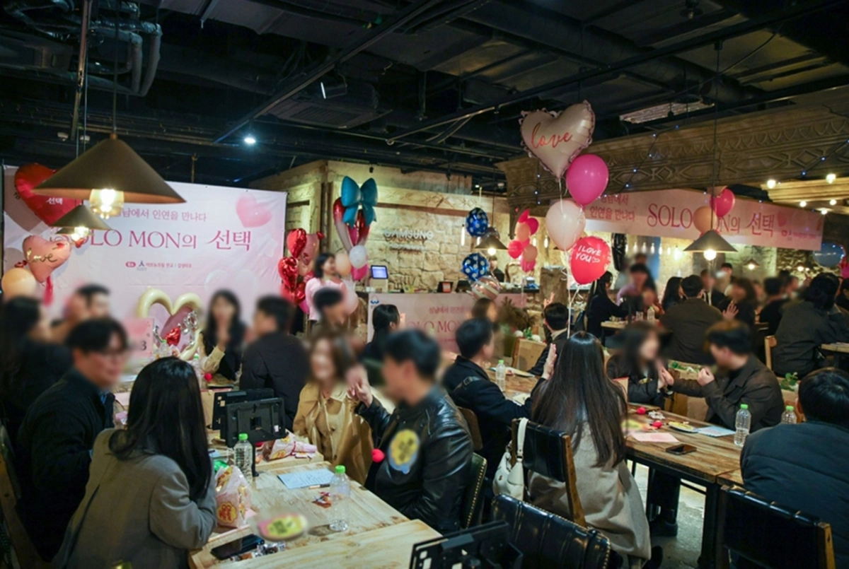 성남시 주관 미혼남녀 만남 행사인 ‘솔로몬의 선택’ 참가자들이 지난 21일 경기 성남시 아브뉴프랑 판교에서 열린 프로그램에 참여하고 있다. 호반그룹 제공
