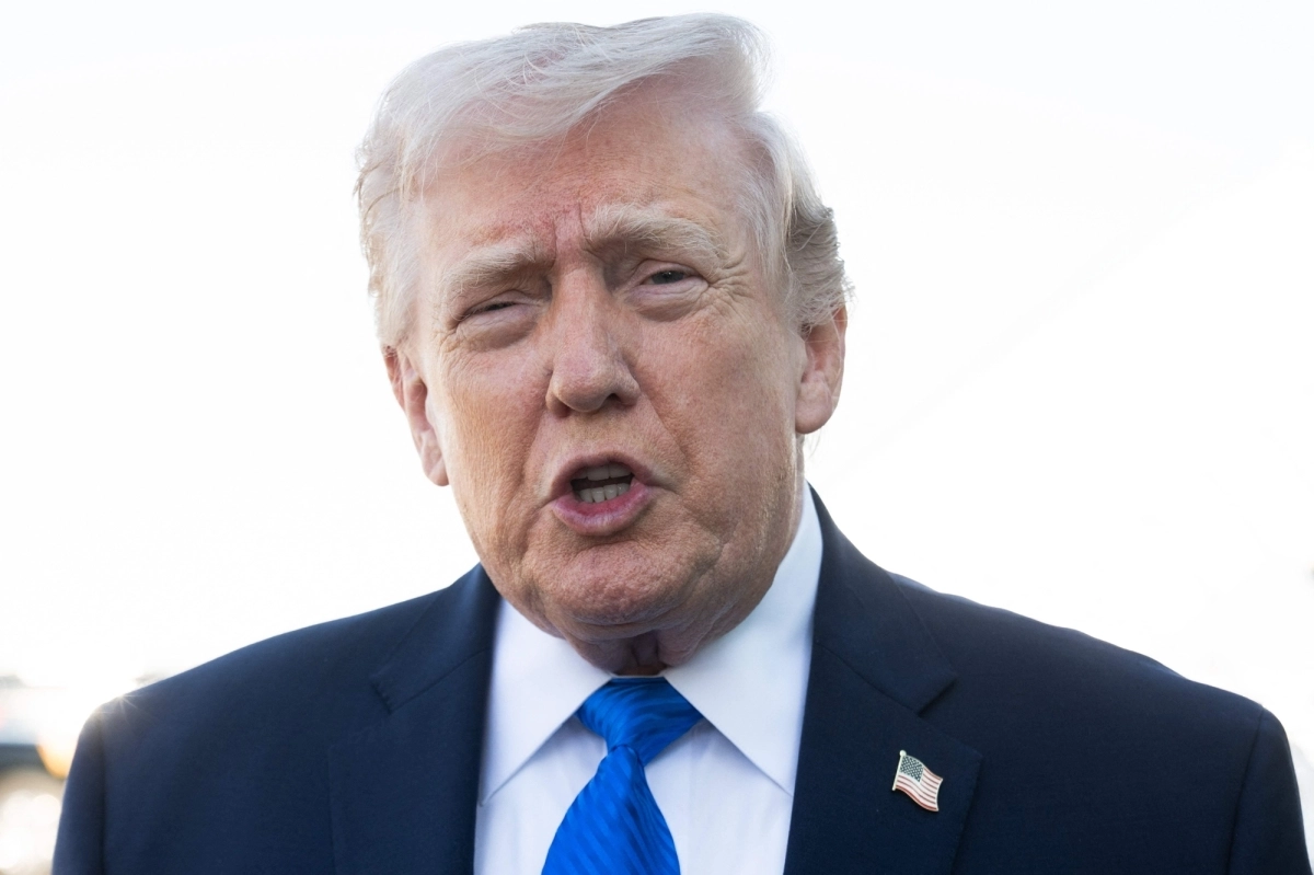 도널드 트럼프 미국 대통령이 23일(현지시간) 플로리다주 팜비치국제공항에서 대통령 전용기 에어포스원에 탑승하기 전 기자들과 이야기를 나누고 있다.  2026.3.23. AFP 연합뉴스